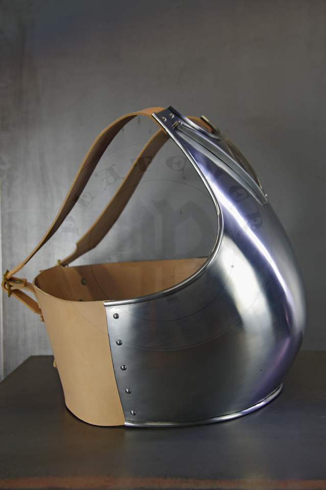 Breastplate based on Churburg CH14 piece. Forged V-shaped stop rib to deflect the points of weapons away from the neck. Material: hot forged 2 mm medium carbon steel. Heat hardened and tempered up to 42 HRC./ Napiernik wzorowany na ezgemplarzu z Churburga CH14. Materia: kuta na gorco stal redniowglowa o gruboci 2 mm. Kuta w ksztacie V ochrona szyi. Hartowany i odpuszczany do 42 HRC.